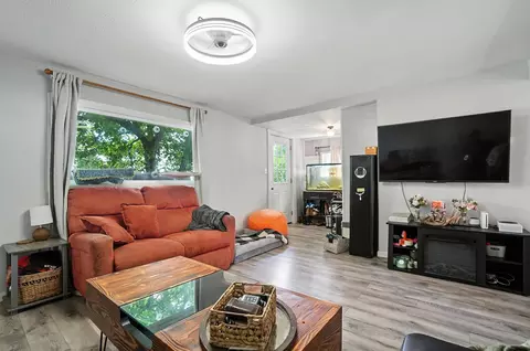 Living - 473 W County Line Rd, Springfield, OH 45502 photo 1 of 2