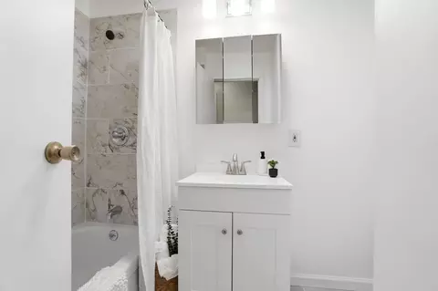 Bath - 1562 Rutland Ave, Springfield, OH 45505 photo 1 of 2