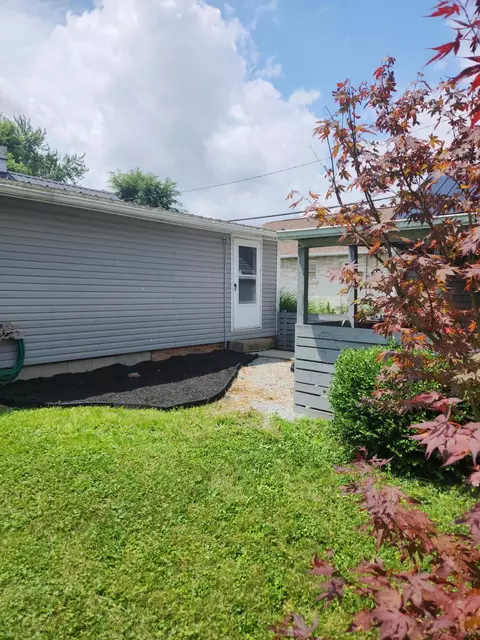 Exterior - 417 E Ohio St, Kenton, OH 43326 photo 12 of 14