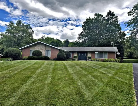 2082 Stowe Dr, Springfield, OH 45505