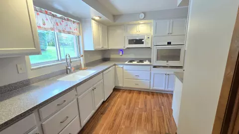 Kitchen - 2082 Stowe Dr, Springfield, OH 45505 photo 3 of 5
