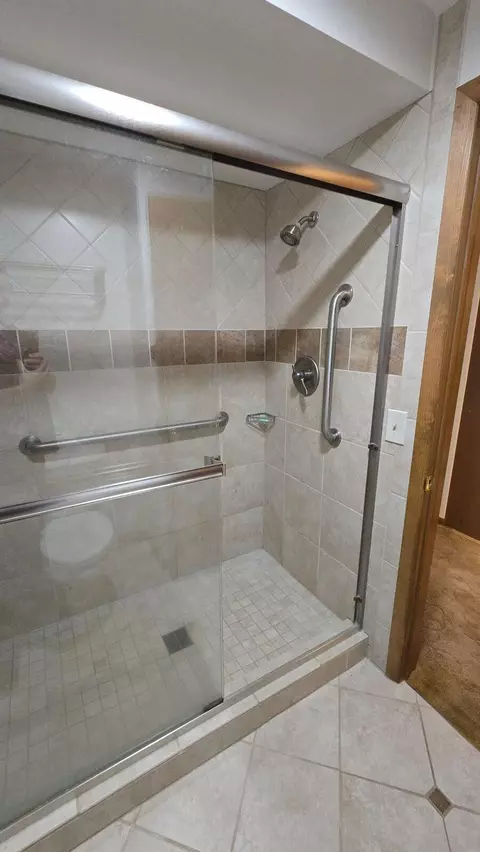 Bath - 2082 Stowe Dr, Springfield, OH 45505 photo 4 of 9