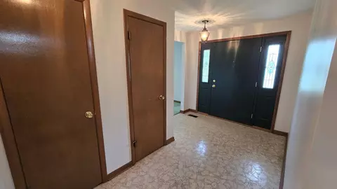 Entry Way - 2082 Stowe Dr, Springfield, OH 45505 photo 2 of 3