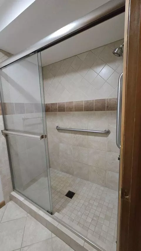 Bath - 2082 Stowe Dr, Springfield, OH 45505 photo 3 of 9