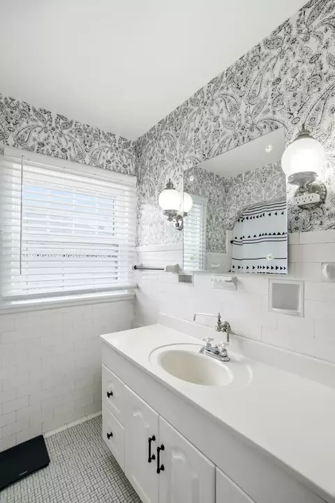 Bath - 115 Ardmore Rd, Springfield, OH 45504 photo 5 of 6
