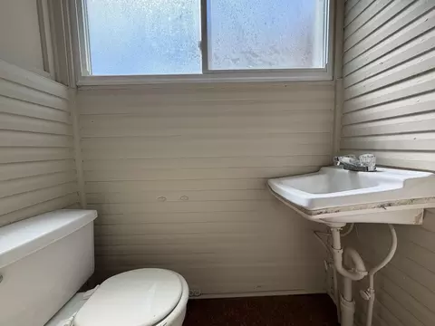 Bath - 457-459 E Madison Ave, Springfield, OH 45503 photo 1 of 3