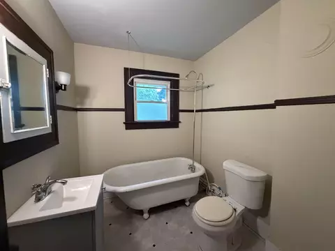 Bath - 457-459 E Madison Ave, Springfield, OH 45503 photo 3 of 3