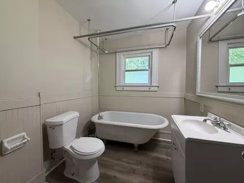 Bath - 457-459 E Madison Ave, Springfield, OH 45503 photo 2 of 3