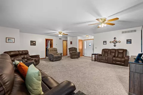 Living - 3984 Morningside Cir, Springfield, OH 45502 photo 2 of 2