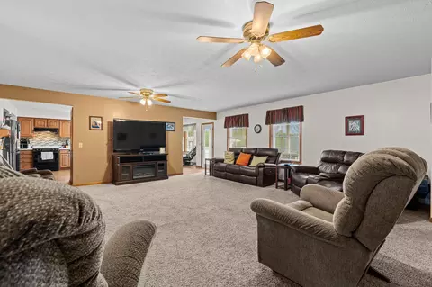 Living - 3984 Morningside Cir, Springfield, OH 45502 photo 1 of 2