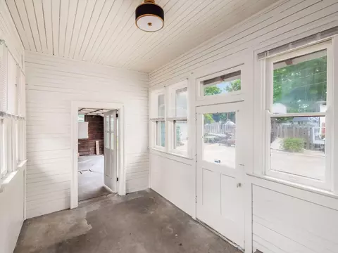 Entry Way - 226 E Cassilly St, Springfield, OH 45503 photo 3 of 8
