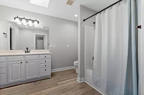 Bath - 3000 Clayton Ave, Springfield, OH 45502 photo 2 of 2