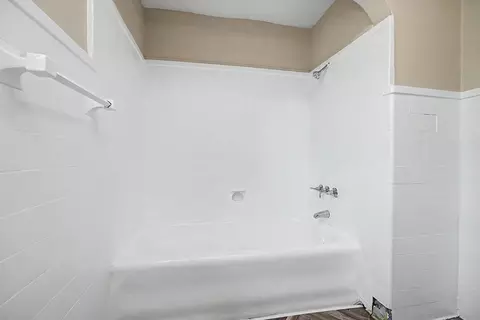 Bath - 601 N Light St, Springfield, OH 45504 photo 5 of 6