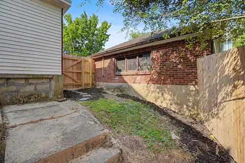 Exterior - 601 N Light St, Springfield, OH 45504 photo 6 of 7