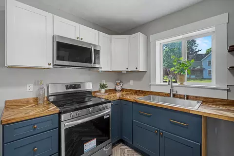 Kitchen - 601 N Light St, Springfield, OH 45504 photo 2 of 3