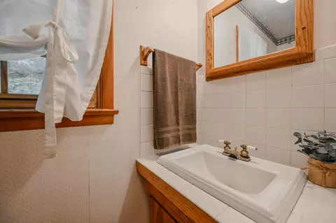 Bath - 224 Meadow Ln, Springfield, OH 45505 photo 1 of 6