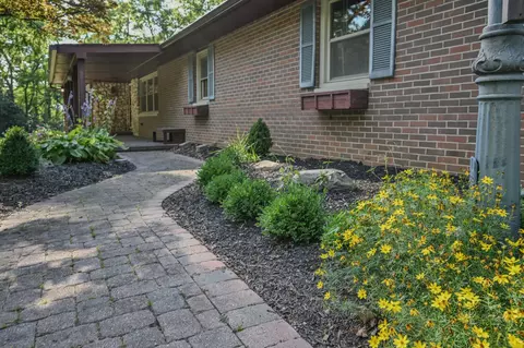 Exterior - 224 Meadow Ln, Springfield, OH 45505 photo 6 of 10