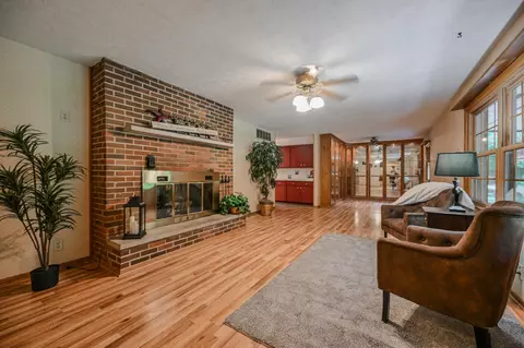 Living - 224 Meadow Ln, Springfield, OH 45505 photo 2 of 2