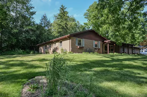 Exterior - 224 Meadow Ln, Springfield, OH 45505 photo 4 of 10
