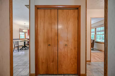 Entry Way - 224 Meadow Ln, Springfield, OH 45505 photo 2 of 3