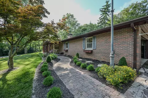 Exterior - 224 Meadow Ln, Springfield, OH 45505 photo 2 of 10