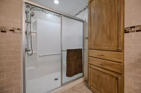 Bath - 224 Meadow Ln, Springfield, OH 45505 photo 6 of 6