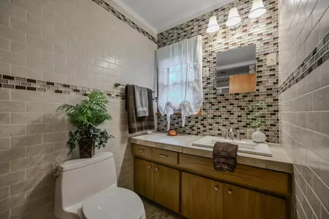 Bath - 224 Meadow Ln, Springfield, OH 45505 photo 5 of 6