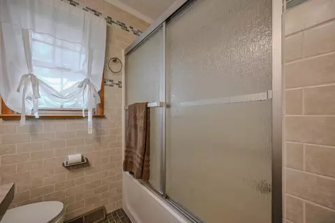 Bath - 224 Meadow Ln, Springfield, OH 45505 photo 3 of 6