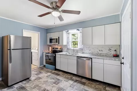 Kitchen - 2941 Sun Valley Dr, Springfield, OH 45505 photo 3 of 5