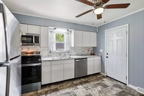 Kitchen - 2941 Sun Valley Dr, Springfield, OH 45505 photo 2 of 5
