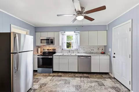 Kitchen - 2941 Sun Valley Dr, Springfield, OH 45505 photo 1 of 5