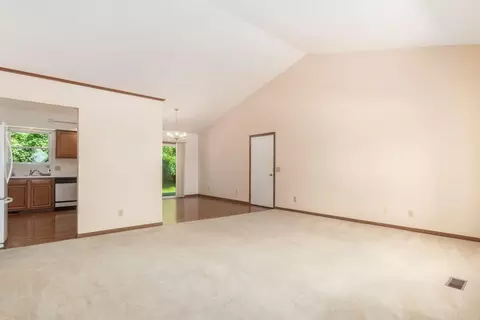 Living - 1146 Old Farm Ln, Springfield, OH 45503 photo 1 of 5