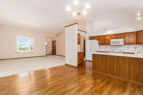 Living - 1146 Old Farm Ln, Springfield, OH 45503 photo 5 of 5