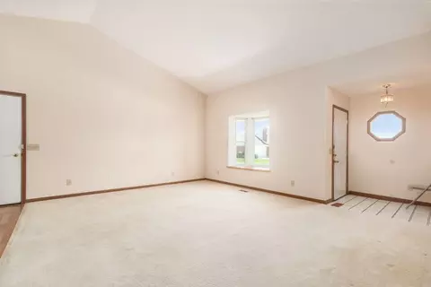 Living - 1146 Old Farm Ln, Springfield, OH 45503 photo 2 of 5