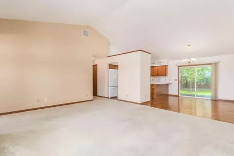 Living - 1146 Old Farm Ln, Springfield, OH 45503 photo 3 of 5