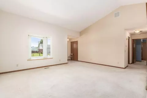 Living - 1146 Old Farm Ln, Springfield, OH 45503 photo 4 of 5