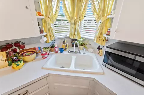 Kitchen - 417 Lawnview Ave, Springfield, OH 45505 photo 5 of 7