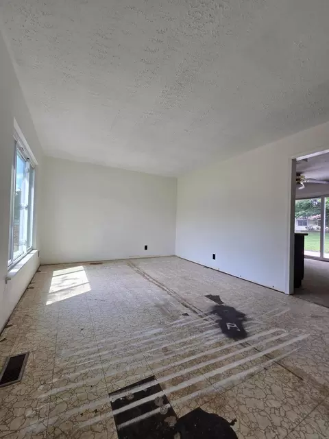 3208 Tackett St, Springfield, OH 45503 photo 2