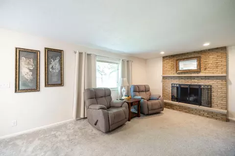 Living - 2630 Shrine Rd, Springfield, OH 45502 photo 2 of 3