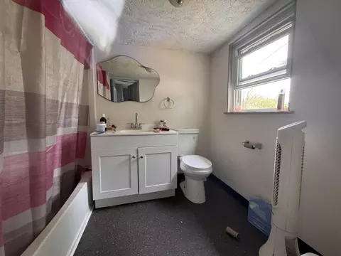 Bath - 1024 Elder St, Springfield, OH 45505 photo 2 of 2