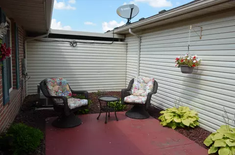 Exterior - 4290 Midfield St, Springfield, OH 45503 photo 4 of 7