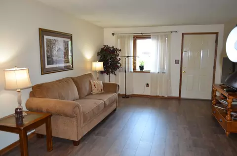 Living - 4290 Midfield St, Springfield, OH 45503 photo 2 of 5