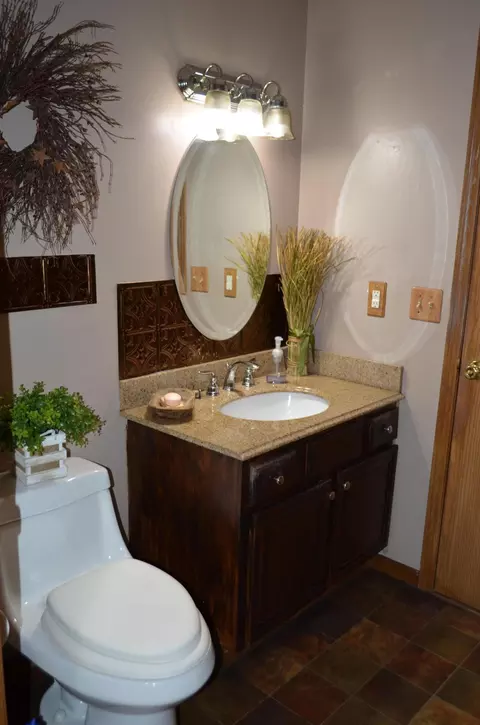 Bath - 4290 Midfield St, Springfield, OH 45503 photo 4 of 6