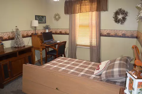 Bedroom - 4290 Midfield St, Springfield, OH 45503 photo 3 of 5
