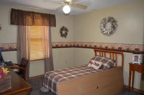 Bedroom - 4290 Midfield St, Springfield, OH 45503 photo 2 of 5