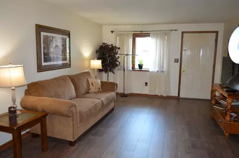 Living - 4290 Midfield St, Springfield, OH 45503 photo 4 of 5