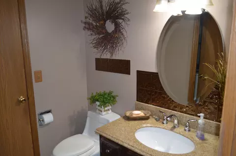 Bath - 4290 Midfield St, Springfield, OH 45503 photo 1 of 6