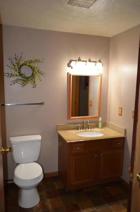 Bath - 4290 Midfield St, Springfield, OH 45503 photo 6 of 6