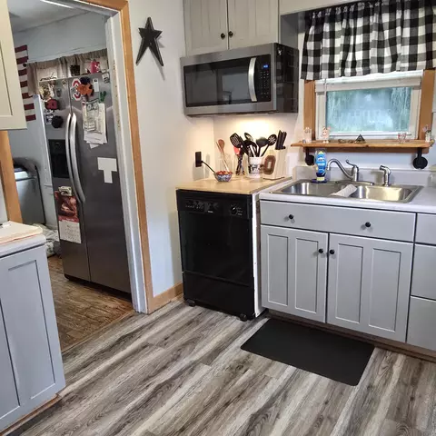 Kitchen - 5944 Troy Rd, Springfield, OH 45502 photo 2 of 2