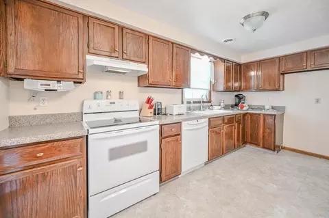 Kitchen - 5326 W Ridgewood Rd, Springfield, OH 45503 photo 1 of 2